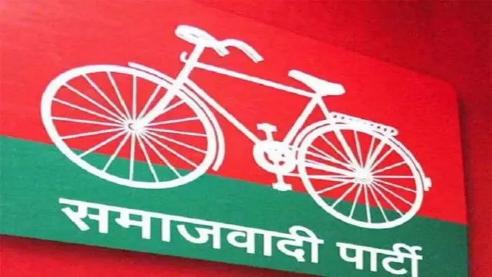 सपा में नहीं थम रहा है रार, दो खेमों में बंट गई पार्टी
