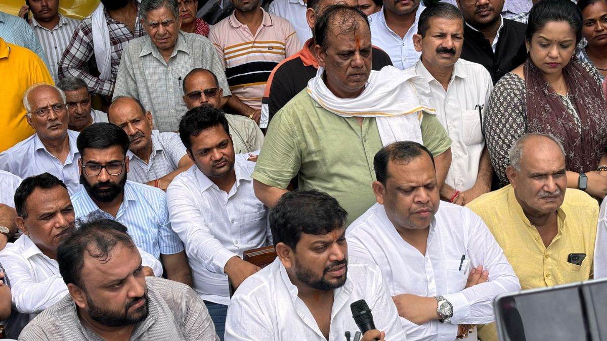 ncr haryana vidhansabha election 2024 round of resignations is not stopping in haryana bjp after kavita jain now goyal brothers resign from gurugram leaders