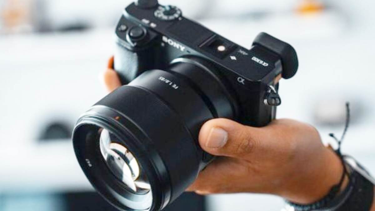 https://www.jagranimages.com/images/newimg/05092024/05_09_2024-amazon-sale-2024_on-best-mirrorless-camera_23791574.jpg