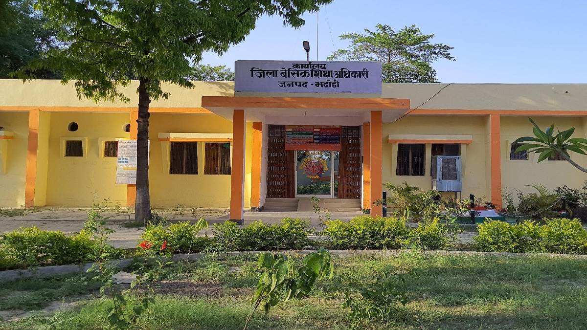 https://www.jagranimages.com/images/newimg/05092024/05_09_2024-bhadohi_jila_basic_siksha_adhikari_23791597.jpg