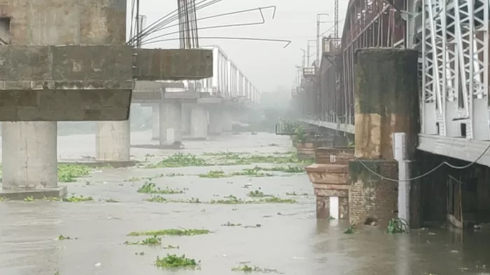 दिल्ली की यमुना में दिख रहा मौसम का असर, चेतावनी स्तर के नजदीक पहुंचा पानी (फाइल फोटो 2023)।