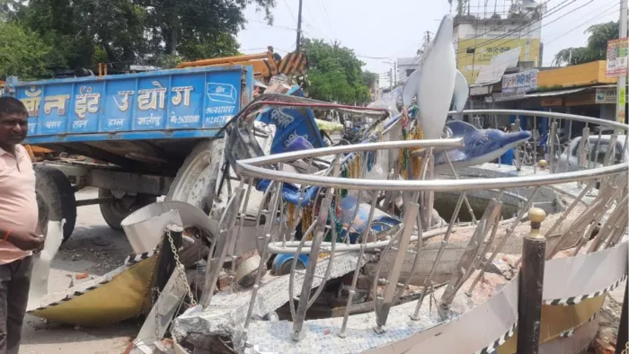 ब्रेक फेल होने से गोलबंर से टकराई ट्रैक्टर-ट्रॉली