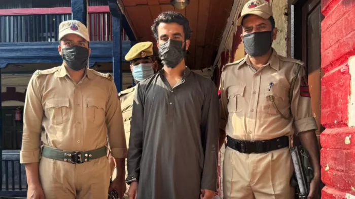 Jammu Kashmir News: पुलवामा में पकड़ा गया आतंकी, बड़े हमले की फिराक में था।