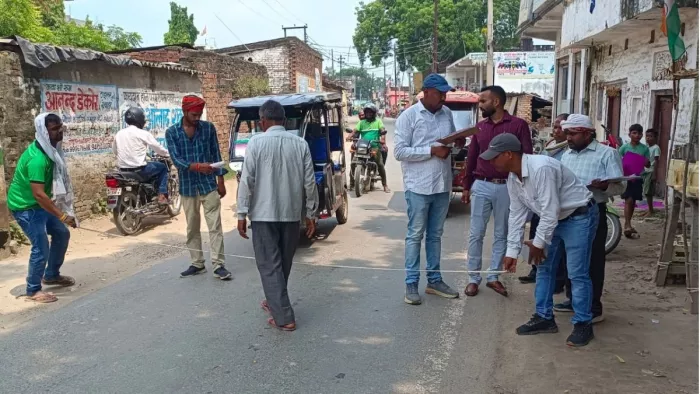 सेतु निगम व राजस्व विभाग की टीम ने रेलवे क्रासिंग के पास किया सत्यापन
