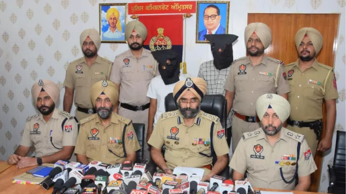 पकड़े गए आरोपितों के बारे में जानकारी देते हुए पुलिस कमिश्नर रणजीत सिंह ढिल्लों।
