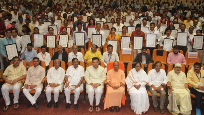 सीएम योगी ने शिक्षक दिवस पर आदर्श शिक्षकों को किया सम्मानित