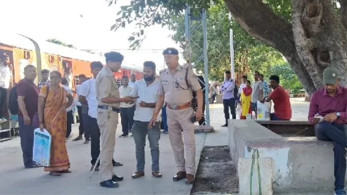 दुर्ग एक्सप्रेस में यात्री की मौत, एक महिला की बिगड़ी हालत