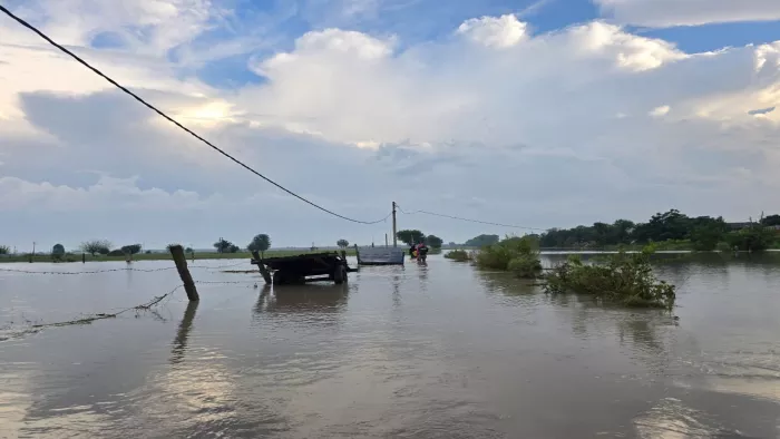 घटा यमुना का जलस्तर घटा, लेकिन कटाव जारी