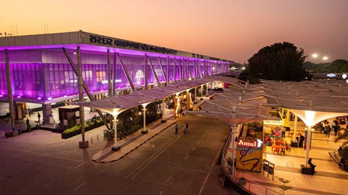 https://www.jagranimages.com/images/newimg/05092025/05_09_2025-ahmedabad_airport_cargo_24037081.jpg