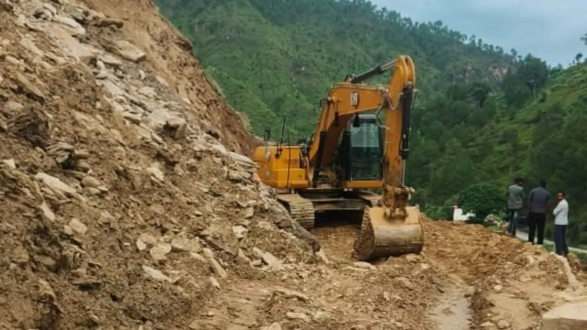 अल्मोड़ा में भूस्खलन एनएच 109 बंद, यातायात बाधित; दस ग्रामीण सड़कें भी मलबा आने से बाधित