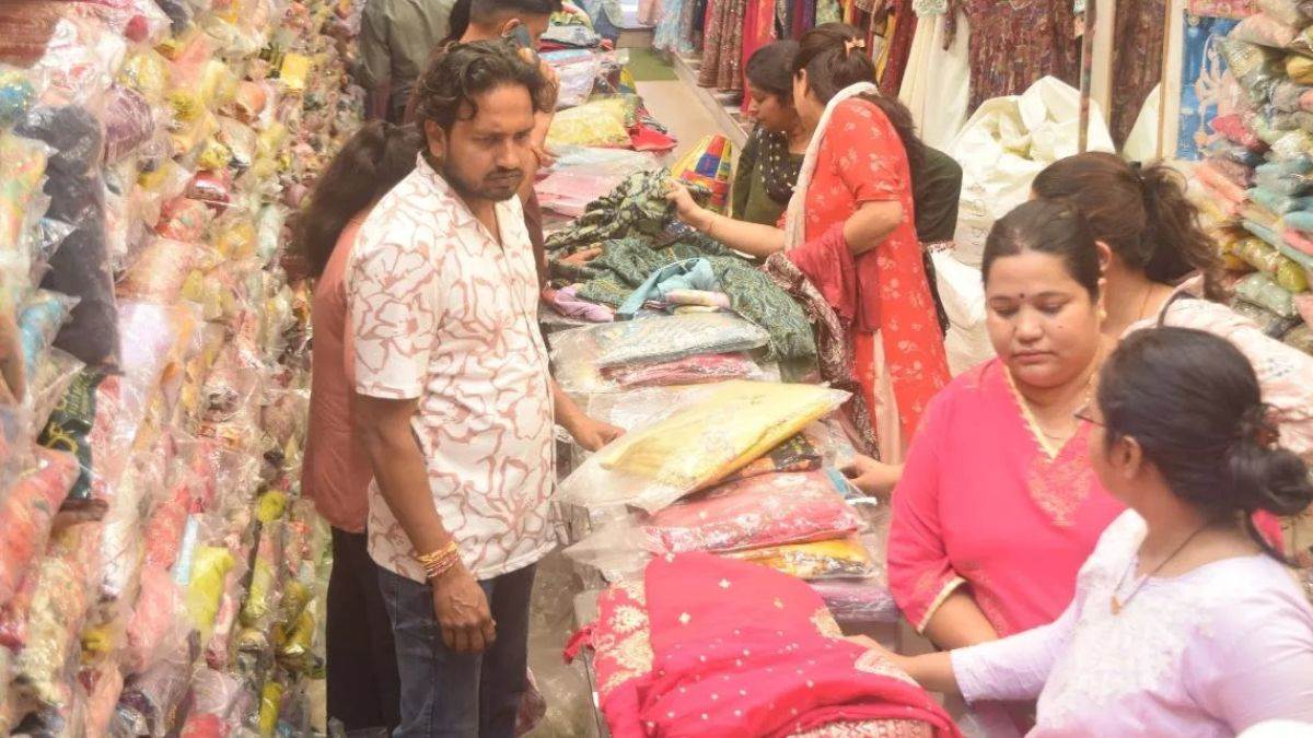 https://www.jagranimages.com/images/newimg/05092025/05_09_2025-cloth_purchasing_24036556_152350163.jpg