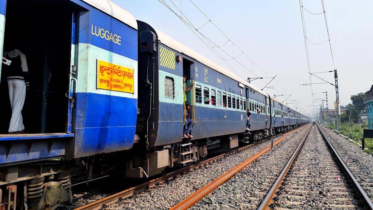 https://www.jagranimages.com/images/newimg/05092025/05_09_2025-danapur_intercity_express_24037162.jpg
