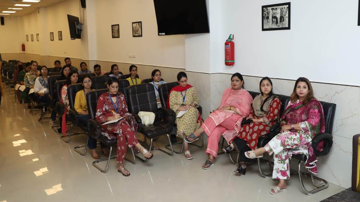 https://www.jagranimages.com/images/newimg/05092025/05_09_2025-doctor_jammu_24036415.jpg