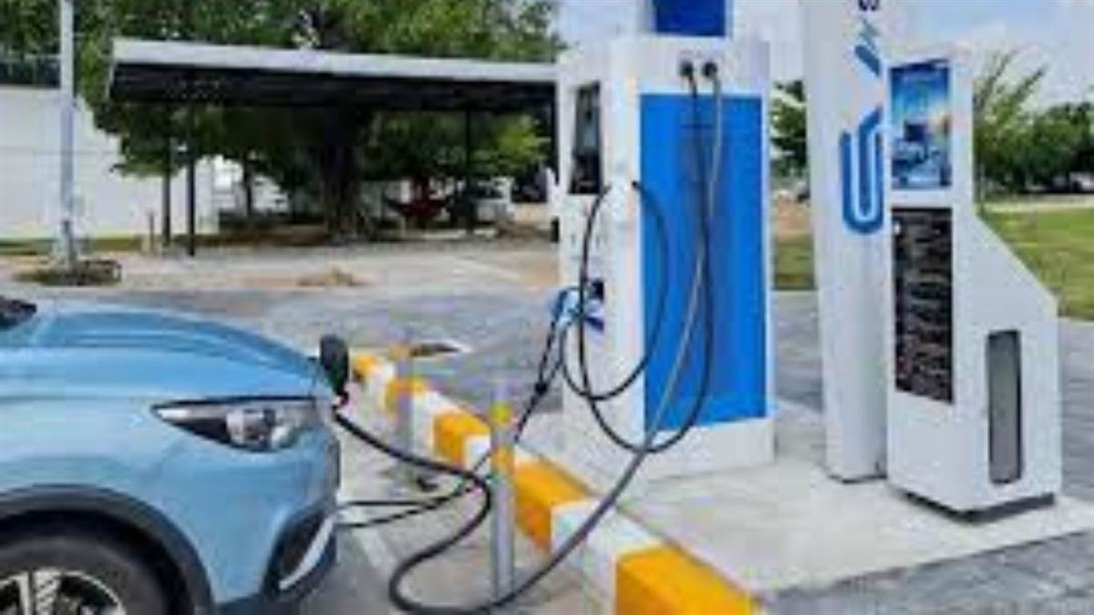 https://www.jagranimages.com/images/newimg/05092025/05_09_2025-electric_vehicle_charging_24036844.jpg
