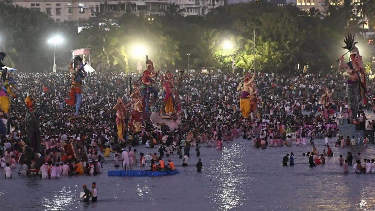 https://www.jagranimages.com/images/newimg/05092025/05_09_2025-ganesh_murti_visarjan_24037020.jpg