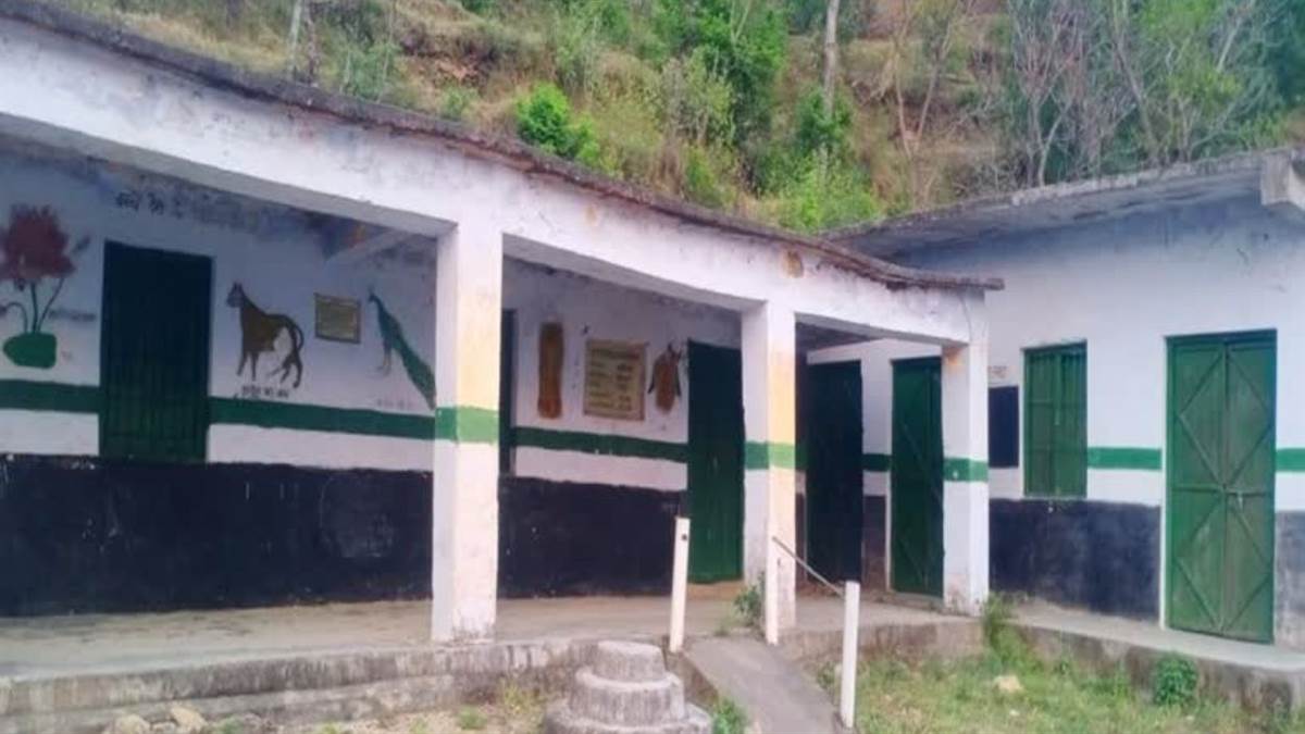 https://www.jagranimages.com/images/newimg/05092025/05_09_2025-government_schools_may_be_closed_in_etawah_24036943.jpg