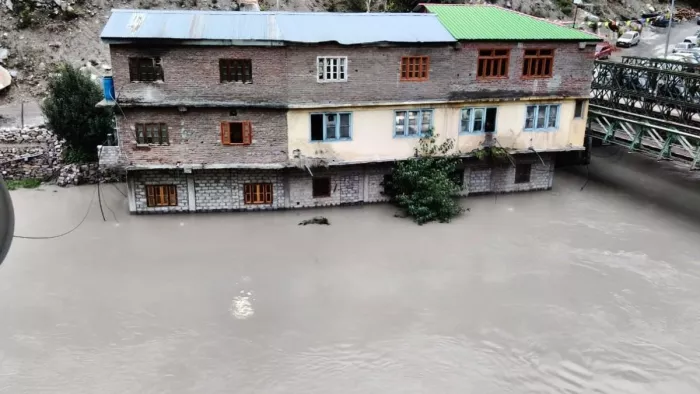 बाढ़ से खतरे में कई घर। फोटो जागरण