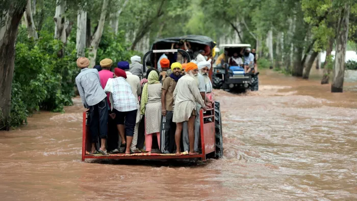 पंजाब में बाढ़ की चपेट में आए लोगों को अभी राहत मिलती नजर नहीं आ रही (फाइल फोटो)