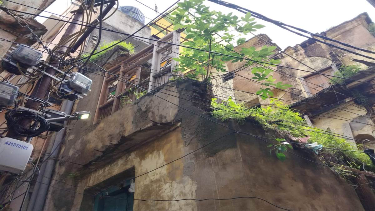 https://www.jagranimages.com/images/newimg/05092025/05_09_2025-jammu_unsafe_buildings_24036489.jpg