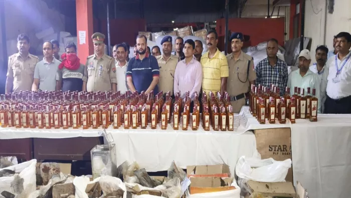 बिहार में शराबबंदी के चलते तस्करी की जा रही थी।