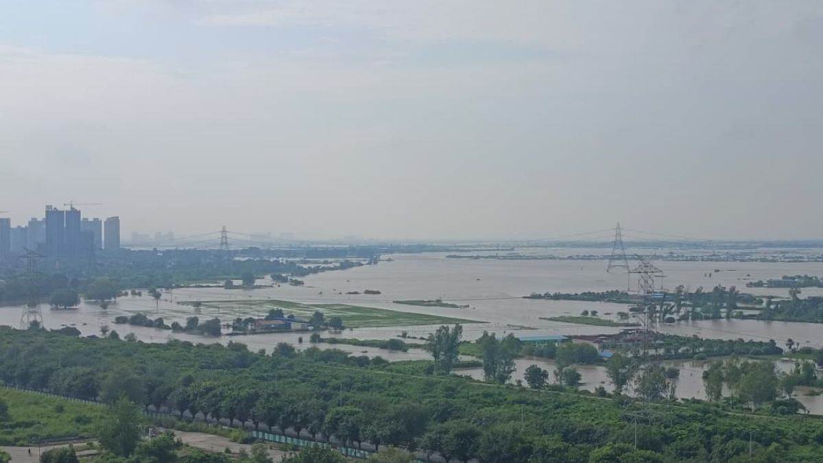 https://www.jagranimages.com/images/newimg/05092025/05_09_2025-noida-flood_24036250.jpg