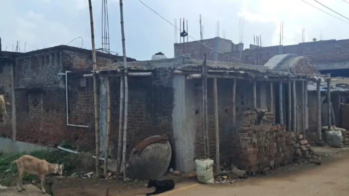 पहले से पक्का मकान, आवास योजना की राशि से बन रहा दरवाजा