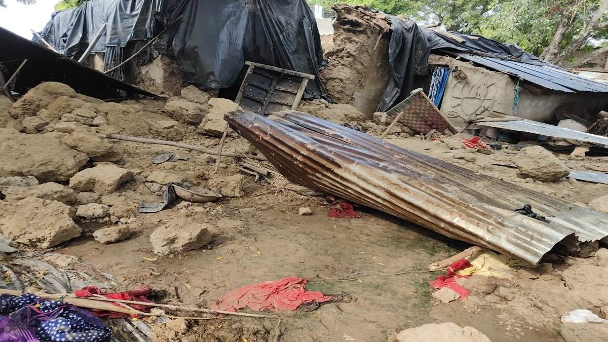 https://www.jagranimages.com/images/newimg/05092025/05_09_2025-pratapgarh_house_collapses_24036420.jpg