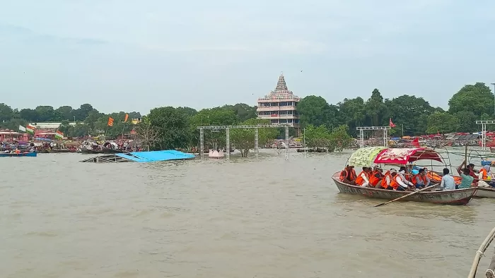 Prayagraj Flood News फिर से बाढ़ की चेतावनी दी गई है, क्योंकि गंगा-यमुना का जलस्तर बढ़ रहा है।