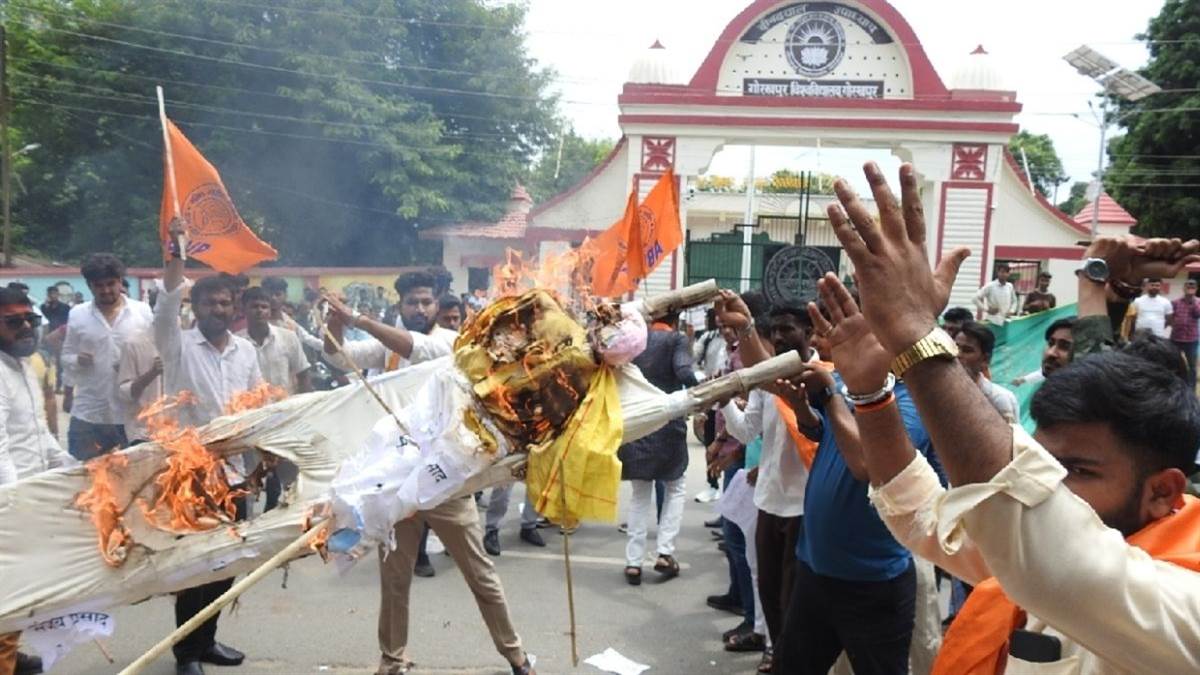 https://www.jagranimages.com/images/newimg/05092025/05_09_2025-protestddu_24036164.jpg