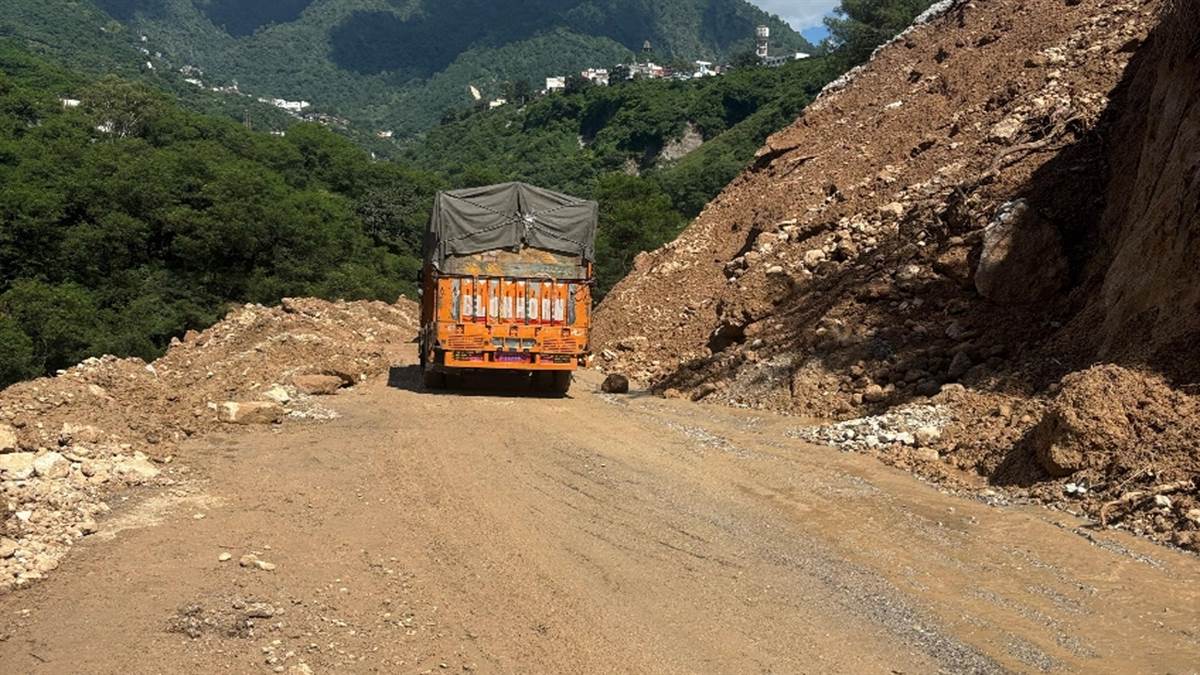https://www.jagranimages.com/images/newimg/05092025/05_09_2025-reasi_road_24036646.jpg
