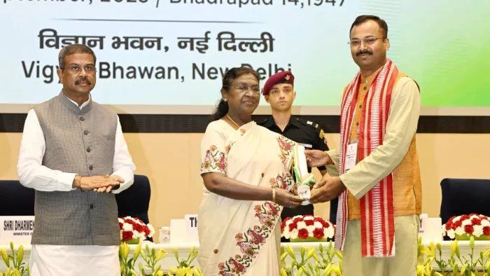 बेहतर प्रदर्शन करने वाले 81 शिक्षकों को पुरस्कृत किया (फोटो: @rashtrapatibhvn)