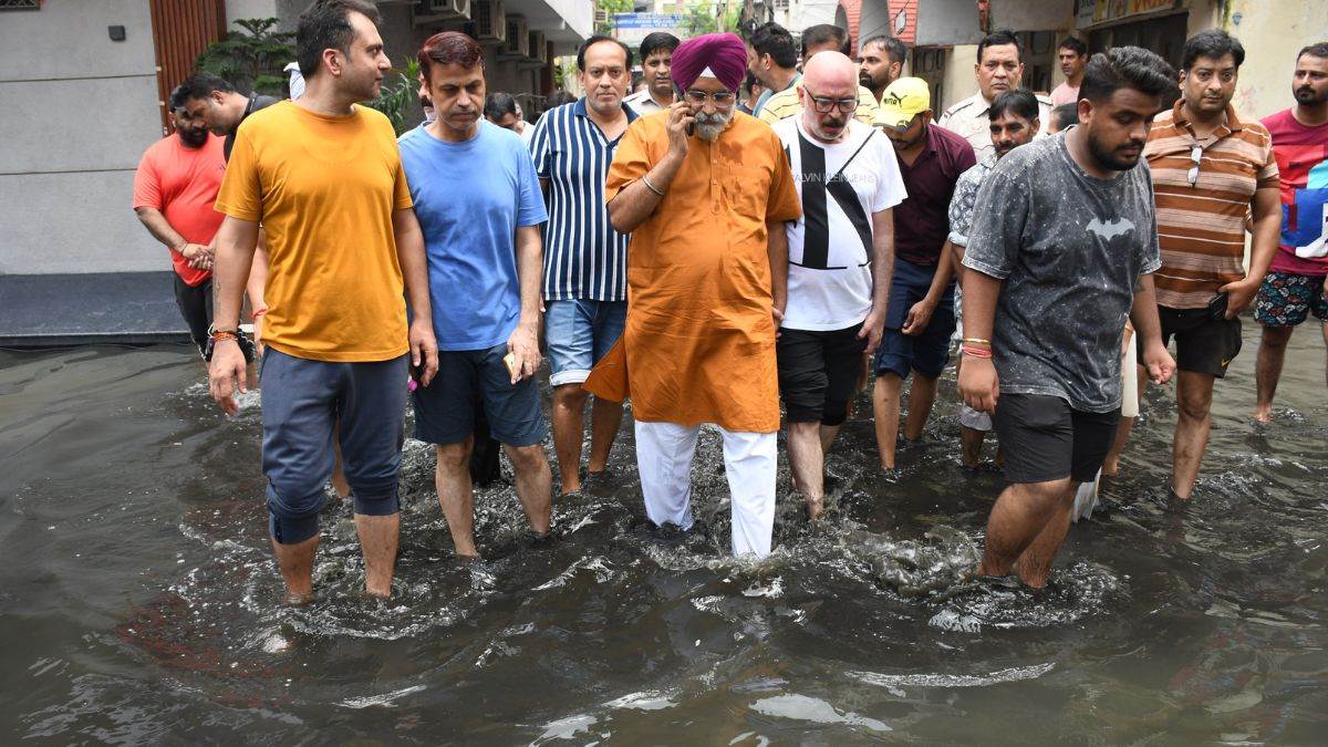 https://www.jagranimages.com/images/newimg/05092025/05_09_2025-water_logging_24037064.jpg