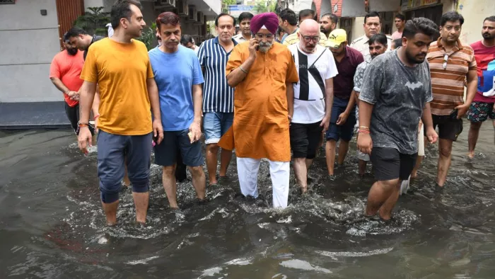 हकीकत नगर में ओवरफ्लो नाले के कारण जलभराव का निरीक्षण करने पहुंचे महापौर राजा इकबाल सिंह। हरीश कुमार