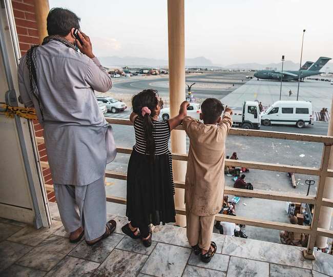 अफगानिस्तान में अभी भी बंद है पासपोर्ट विभाग, अफगानों के लिए बना परेशानी का सबब