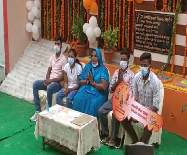 प्रधानमंत्री से वार्ता करती हुईं कानपुर की रामजनानकी।