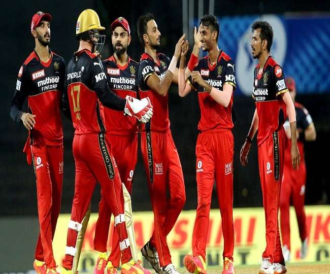 कप्तान कोहली के साथ आरसीबी के खिलाड़ी (एपी फोटो)