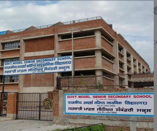 हालात यह हैं कि स्कूल में हिंदी विषय का टीचर भी नहीं है।