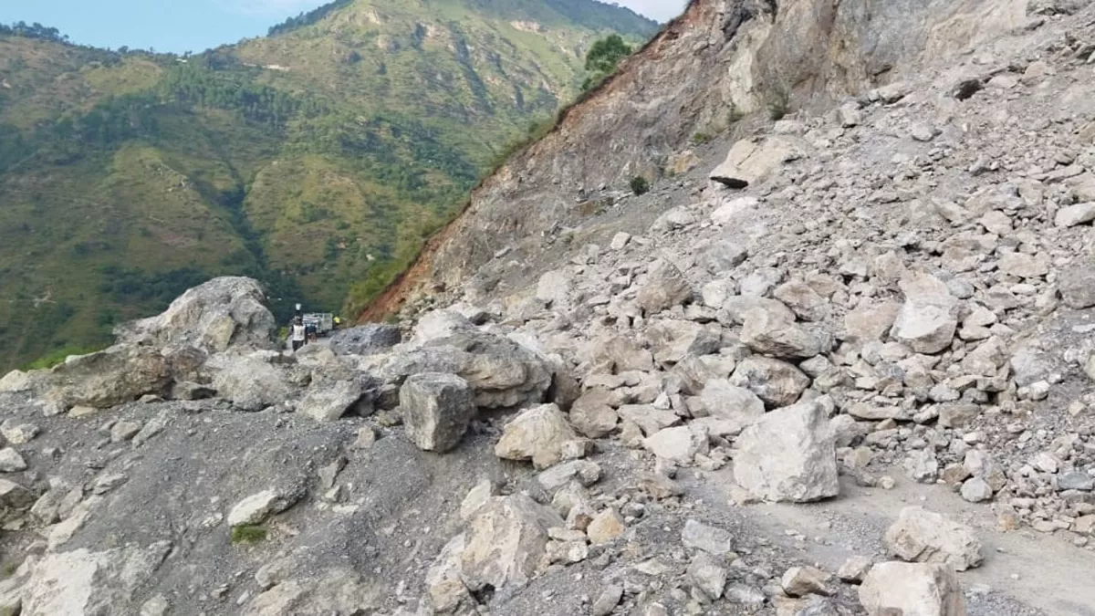 Pithoragarh News: सल्ला- चिंगरी में दरकी चट्टान, दर्जनों वाहन फंसे, रास्ता बंद होने से कई गांव प्रभावित