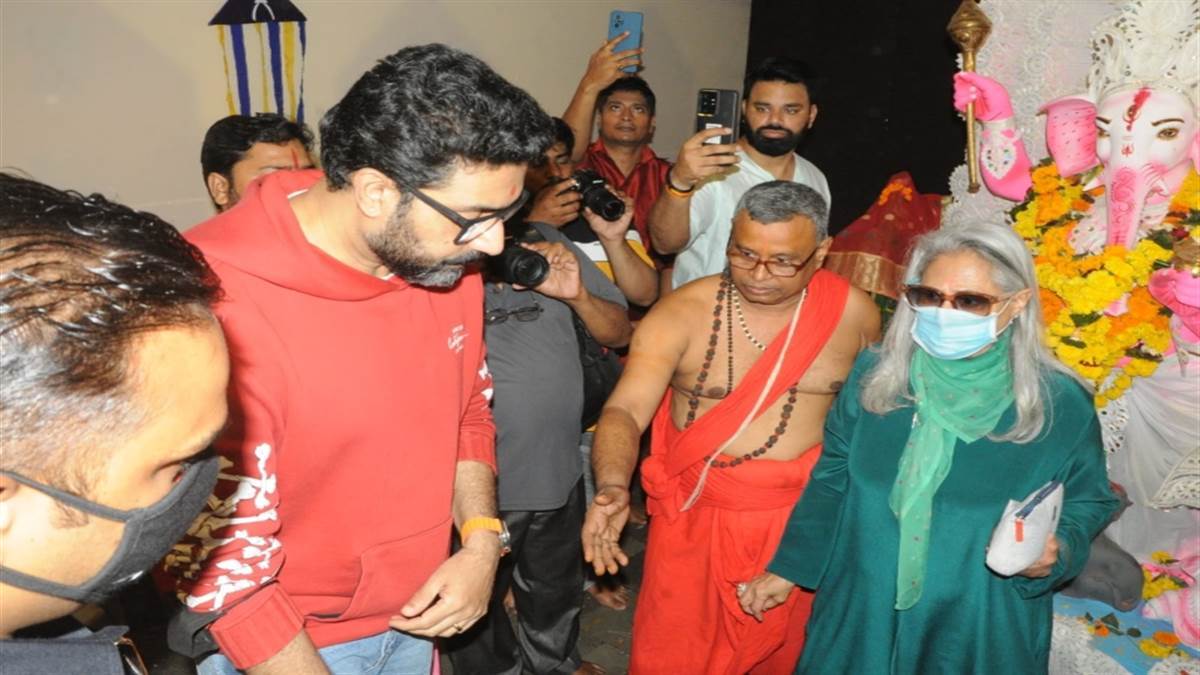 https://www.jagranimages.com/images/newimg/05102022/05_10_2022-abhishek_and_jaya_23120554.jpg