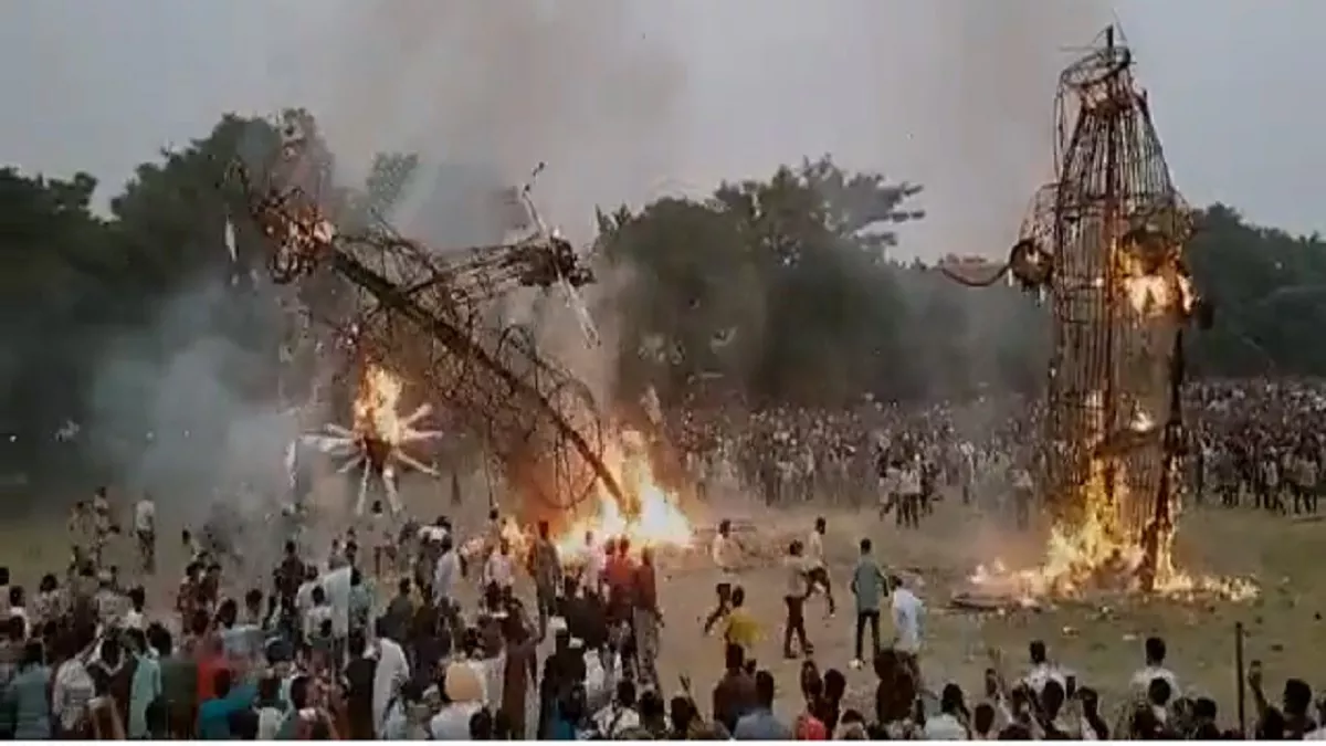 Video: यमुनानगर में दशहरा पर्व पर हादसा, लोगों पर गिरा जलता हुआ रावण का पुतला