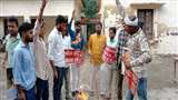 इलाहाबाद विश्वविद्यालय के छात्रों ने फीस वृद्धि के विरोध में विजयादशमी पर पुतला फूंका।