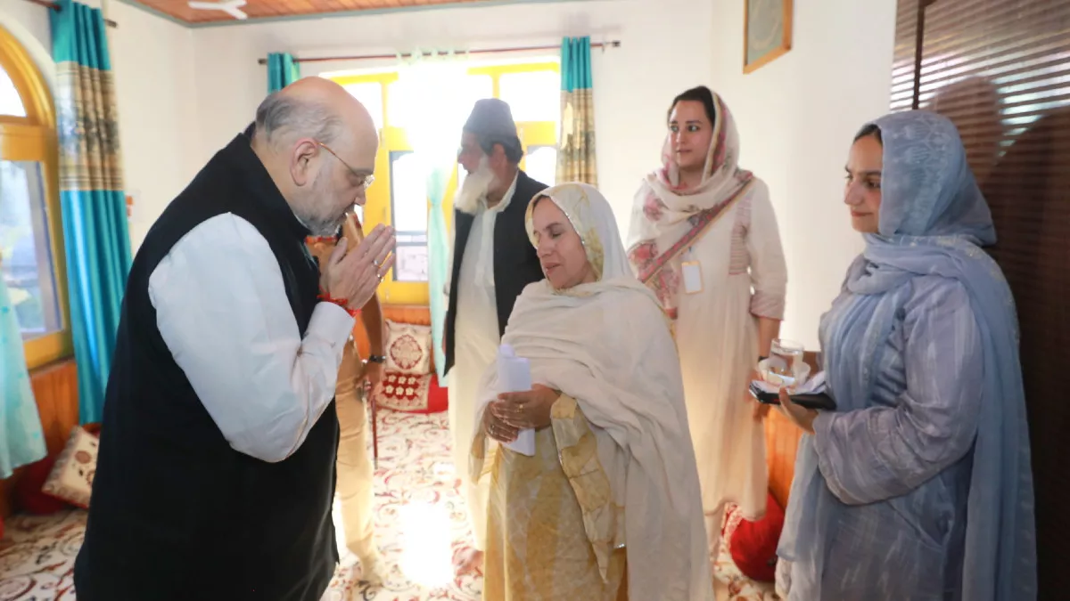 JKP के बलिदानी Mudasir के घर पहुंचे Amit Shah, बोले- बलिदानी के परिजनों के साथ पूरा राष्ट्र खड़ा है