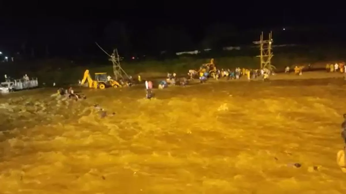 जलपाईगुड़ी में दुर्गा प्रतिमा विसर्जन के दौरान माल नदी में बहे सैकड़ों लोग, 8 मरें,  50 लापता, देखें वीडियो