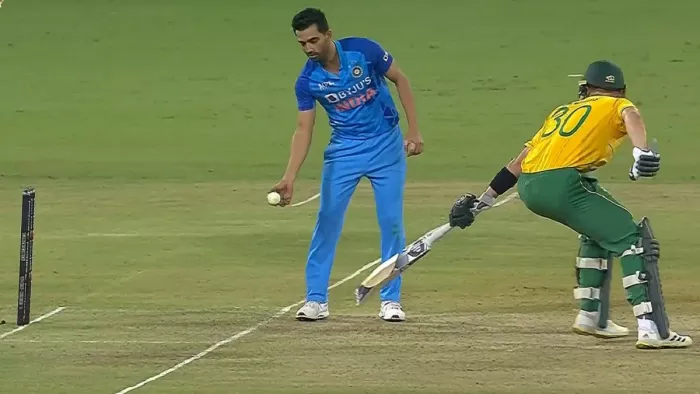 Deepak Chahar Mankading: मांकडिंग का प्रयास करते दीपक चाहर (फोटो क्रेडिट ट्विटर)