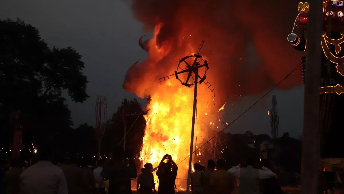 Dehradun Ravan Dahan: लंकापति का अहंकार हुआ चूर, धू धू कर जला रावण; इस दौरान जमकर हुई आतिशबाजी