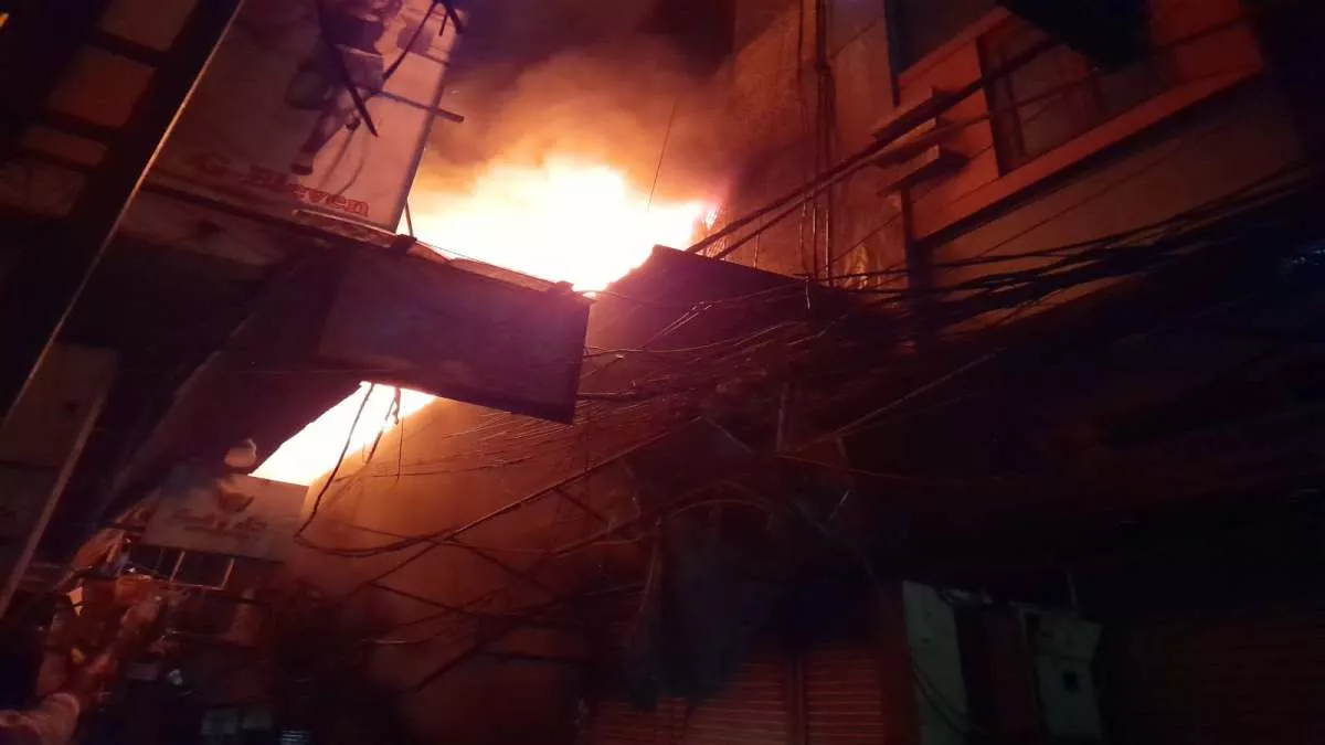 Delhi Fire News: गांधी नगर मार्केट में कपड़े की दुकान में लगी भीषण आग।
