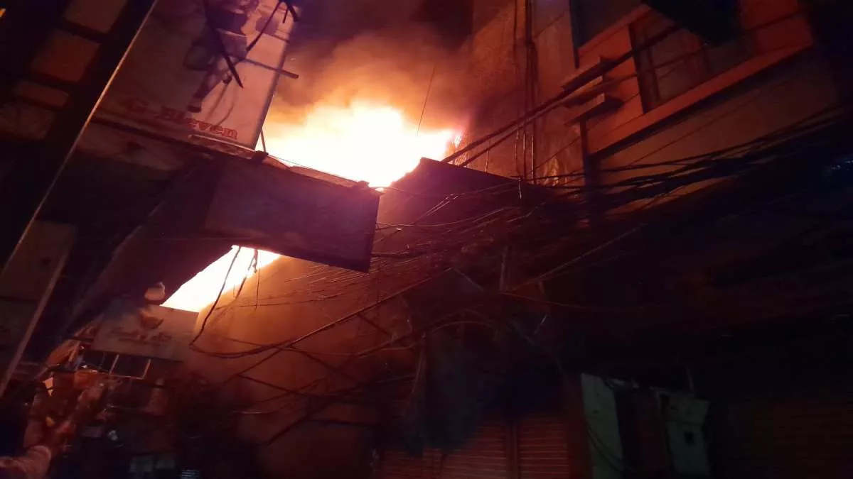 Delhi Fire News: गांधी नगर मार्केट में कपड़े की दुकानों में लगी भीषण आग,दमकल की 30 गाड़ियोंं ने पाया काबू