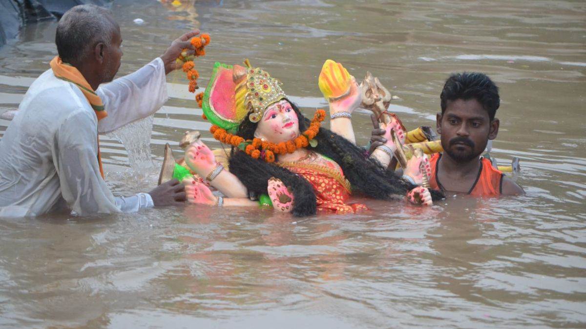 https://www.jagranimages.com/images/newimg/05102022/05_10_2022-devi_visarjan_23120025.jpg