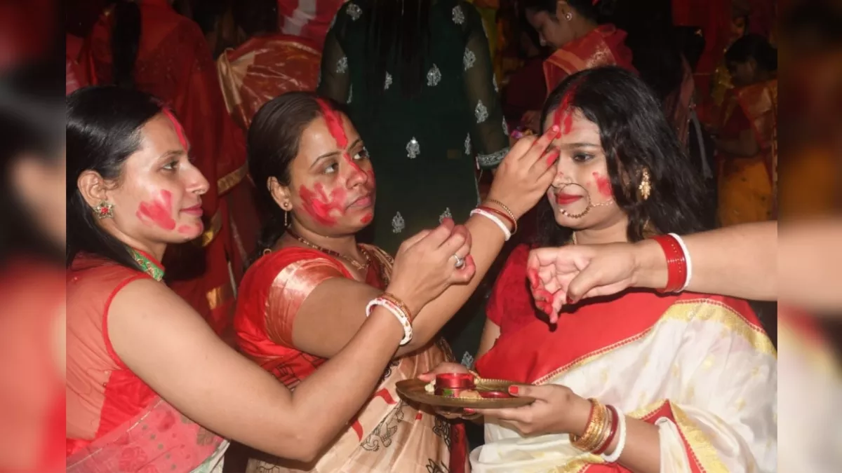 Durga Pooja : कानपुर में मूर्ति विसर्जन कर भक्तों ने मांगी सुख समृद्धि, सिंदूर खेला पूजन में दिखी बंगाली छटा