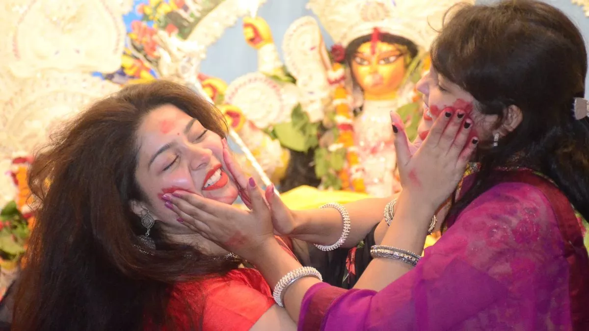 महिलाओं के भक्तिभाव के साथ सिंदूर खेल मां दुर्गा को विदाई दी!